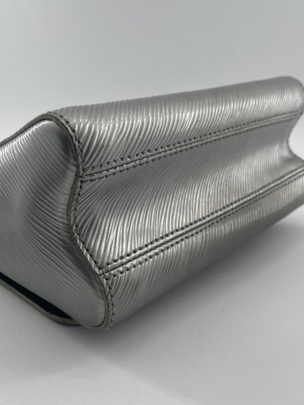 Louis Vuitton Epi Leather Twist MM - Picture 9 of 14